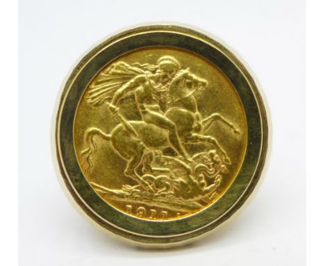 A 1911 full sovereign mounted in a 9ct gold ring, total weight 16.1g, P
