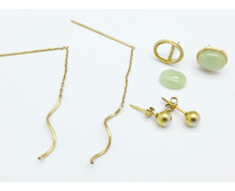 Three pairs of 9ct gold earrings including jade, 2.9g, one a/f