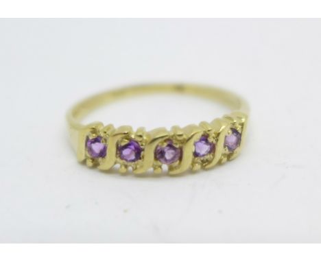 A 9ct gold and amethyst ring, 1.3g, O