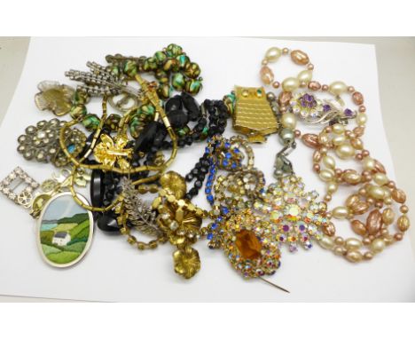 A collection of jewellery including vintage