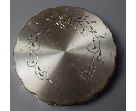 A Sterling Silver Ladies Powder Compact with Engine Turned Decoration. Stamped Majestic.