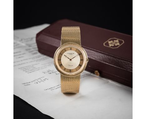 A GENTLEMAN'S 18K SOLID GOLD PATEK PHILIPPE CALATRAVA QUARTZ BRACELET WATCH DATED 1987, REF. 3744/001 WITH ORIGINAL BOX (WORN