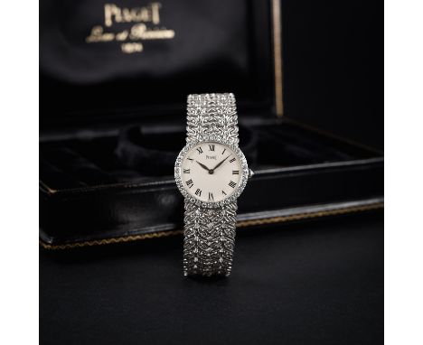 A FINE LADIES 18K SOLID WHITE GOLD &amp; DIAMOND PIAGET BRACELET WATCH CIRCA 1980s, REF. 926 N 21 WITH PIAGET BOX
D: Silver d