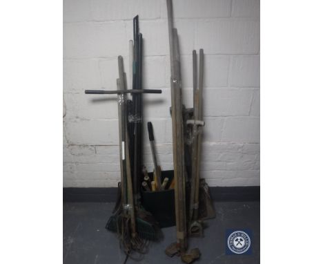 A large quantity of garden tools 