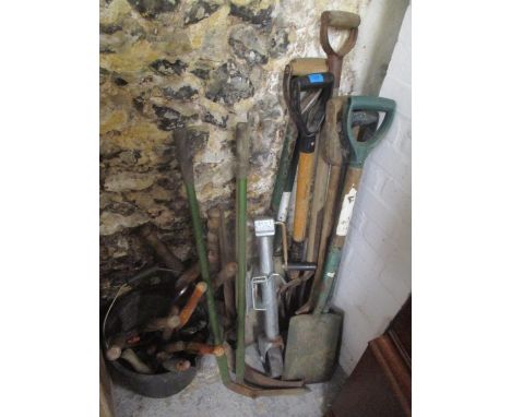 A quantity of hand and garden tools 