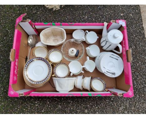 A Queensbury part tea service;&nbsp;together with a quantity of sundry.&nbsp; 