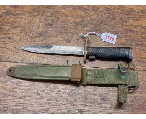 A vintage US M6 aerial bayonet, having 17cm blade in a M8AI sheath stamped PWB. 