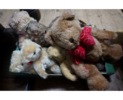 A collection of teddy bears and related,&nbsp;to include a Steiff collector's club bear 'Cinnamon', 7cm tall, in presentation