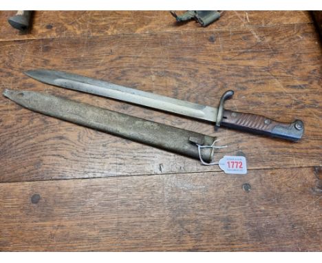 An Imperial German World War I 98/05 pattern&nbsp;'Butcher' bayonet and scabbard, having 37cm blade stamped P D Luneschloss S