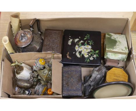 A selection of assorted miscellaneous items, to include an onyx box and lighter and other ornamental curios (1 box)
