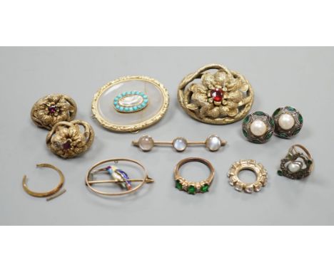A 9ct and three stone cabochon moonstone set bar brooch, 48mm,  a yellow metal and enamel Kingfisher brooch(a.f.) and other j