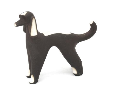 Jaap Ravelli (1916-2011) A ceramic figure depicting a dog, 1950s, signed underneath. 10,5 x 11,5 x 4 cm. (hxwxd)
