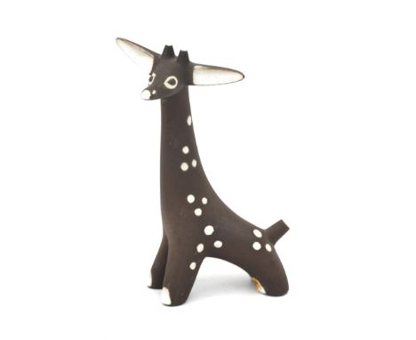 Jaap Ravelli (1916-2011) A ceramic figure depicting a giraffe, 1950s, signed underneath, with remnant of label. 14 cm. h.