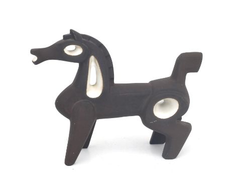 Jaap Ravelli (1916-2011) A ceramic figure depicting a stylized and openworked horse, 1950s, signed underneath. 13,5 x 16 x 5,