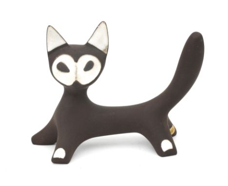 Jaap Ravelli (1916-2011) A ceramic figure depicting a fox, 1950s, signed underneath, with label, very minor chips. 10,5 x 14 