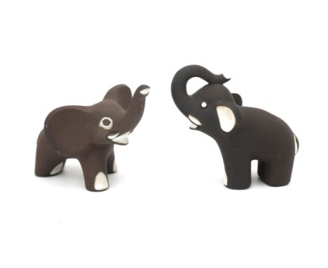 Jaap Ravelli (1916-2011) Two ceramic figures depicting elephants, 1950s, signed underneath. 8,5 cm. h. (2x)
