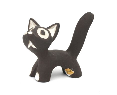 Jaap Ravelli (1916-2011) A small ceramic figure depicting a cat, 1950s, signed underneath, with label. 7 x 8 x 4 cm. (hxwxd)