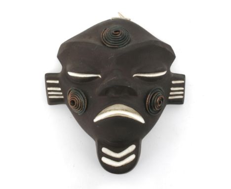 Jaap Ravelli (1916-2011) A ceramic African wall mask with copper details, 1950s, signed to the reverse. 13 x 11,5 x 6 cm. (hx