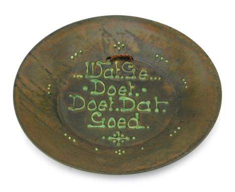 Willem Coenraad Brouwer (1877-1933) A ceramic wall plate with text Wat Ge Doet Doet Dat Goed, on green ground, 1908, marked t