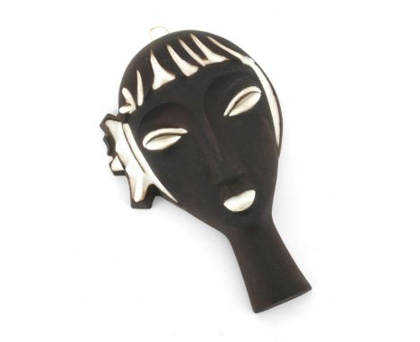 Jaap Ravelli (1916-2011) A ceramic wall mask depicting a girl, 1950s, signed to the reverse. 16 x 10,5 x 5 cm. (hxwxd)