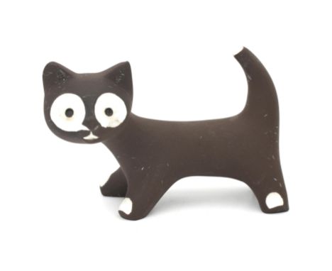 Jaap Ravelli (1916-2011) A ceramic figure depicting a cat, 1950s, signed underneath, minor chip to ear. 9,5 x 13 x 7,5 cm. (h