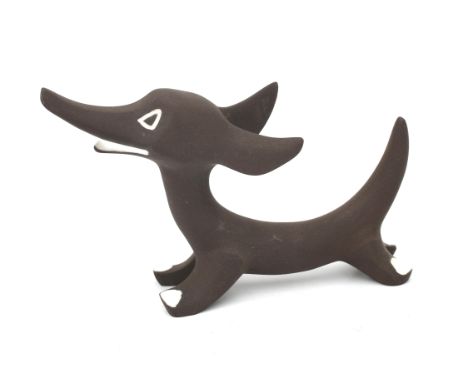 Jaap Ravelli (1916-2011) A ceramic figure depicting a dachshund, 1950s, signed underneath. 11 x 17 x 5,5 cm. (hxwxd)
