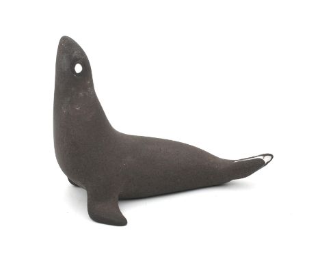 Jaap Ravelli (1916-2011) A ceramic figure depicting a seal, 1950s, signed underneath. 8 x 10 x 6,5 cm. (hxwxd)