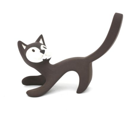 Jaap Ravelli (1916-2011) A ceramic figure depicting a cat with long tail, 1950s, signed underneath. 11 x 14 x 5 cm. (hxwxd)