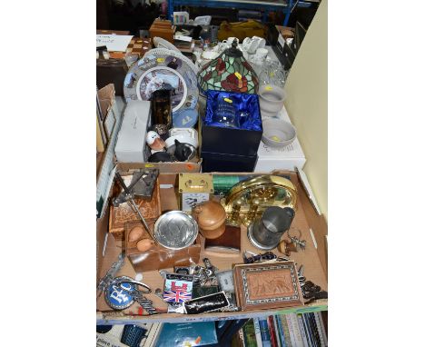 TWO BOXES AND LOOSE MIXED DECORATIVE ITEMS to include a Tiffany-style table lamp height 36cm (untested), two boxed Gladstone 