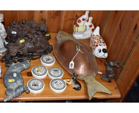 A COLLECTION OF ASSORTED DECORATIVE ITEMS to include a lidded hand hammered copper and brass fish dish, length 55cm, five rep
