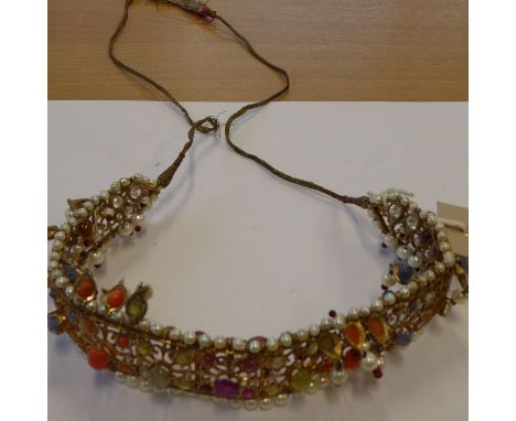 An Indian yellow-metal fringe necklace set with a multitude of semi-precious stones, coral etc., and pearl droppers (26cm)The