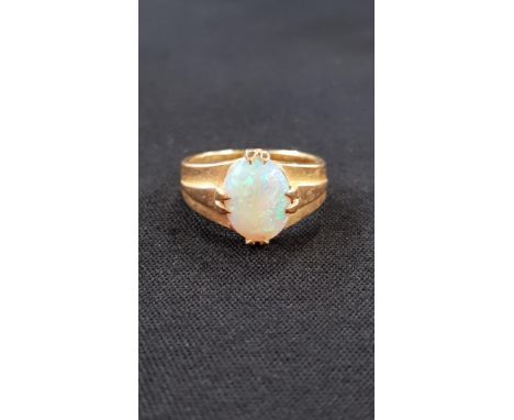 VINTAGE 18 CARAT OPAL RING