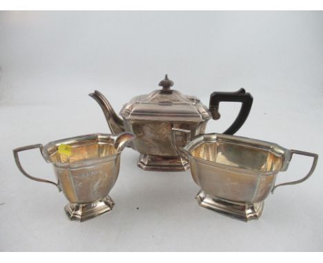 A hallmarked silver three piece tea set, Birmingham 1939, total weight 31oz&nbsp;