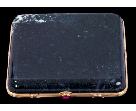 Fine Imperial Russian Fabergé gold mounted moss agate cigarette case of rounded rectangular form, the reeded gold mounts with