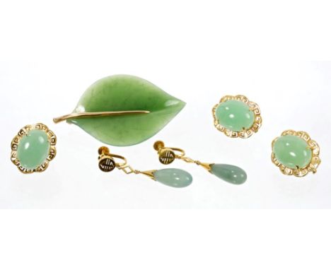 Group of 14ct gold mounted green jade jewellery - to include a leaf brooch, by Gumps of San Francisco, a ring and pair of ear