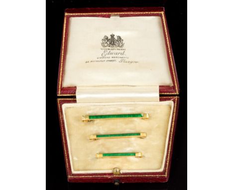 Set of three good quality gold and green enamel graduated tie pins in original fitted leather box CONDITION REPORT Total gros