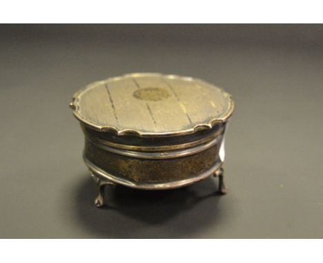 A George V shaped circular trinket box, hinged engine turned cover, Deakin & Francis, Birmingham 1924 