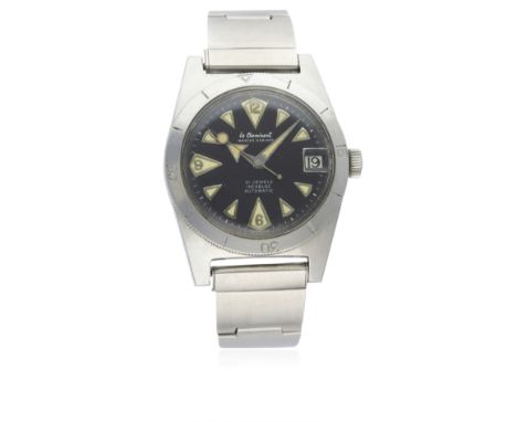 A GENTLEMAN'S STAINLESS STEEL LE CHEMINANT MASTER MARINER BRACELET WATCH CIRCA 1960s D: Black dial with large luminous inlaid