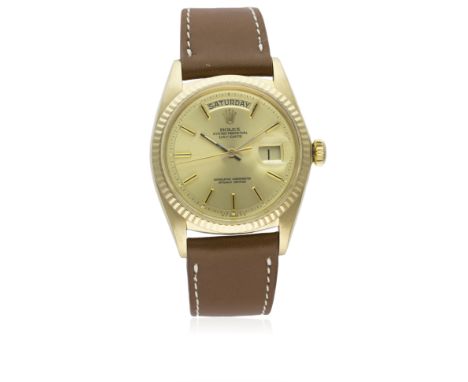 A GENTLEMAN'S 18K SOLID GOLD ROLEX OYSTER PERPETUAL DAY DATE WRIST WATCH CIRCA 1970, REF. 1803 D: Champagne "sigma" dial with