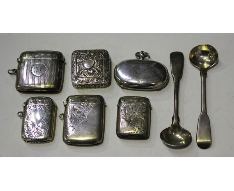A small group of assorted silver items, comprising a George V silver double sovereign case, Birmingham 1911, length 5.3cm, fo