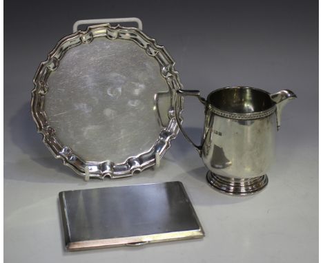 An Edwardian silver circular card salver with piecrust rim, on scroll legs, London 1904 by Pairpoint Brothers, weight 174g, d