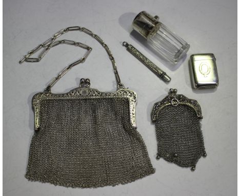 A George V silver chain mesh evening purse, the clasp with pierced decoration, import mark London 1915 by Heasman &amp; Co, a