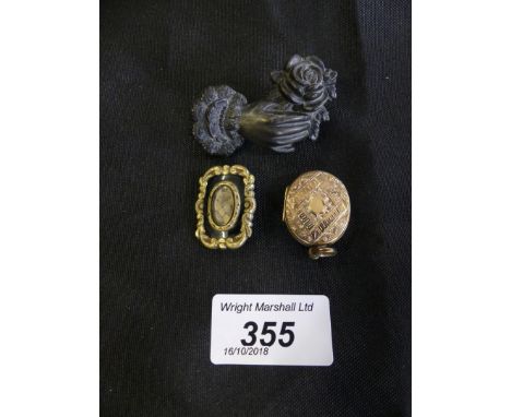 A selection of memorial jewellery to include a late Victorian enamel brooch with glazed hair panel, a fede brooch and an enam