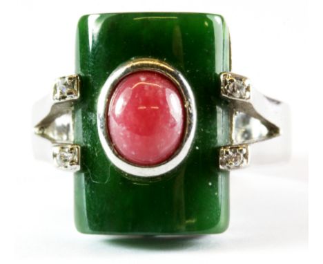 A 925 silver ring set with nephrite and pink opal, (R).