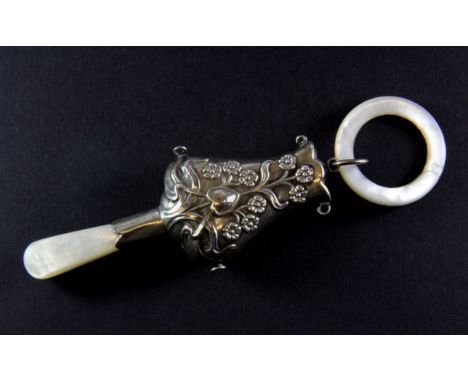 An Art Nouveau hallmarked silver and mother of pearl baby's teething ring, Chester, L. 13cm.