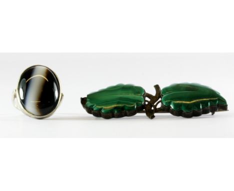 A silver and banded agate set ring, ( R), and a white metal malachite set brooch (A/F).