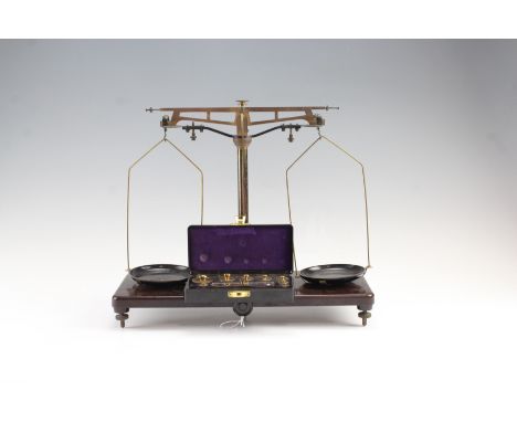 A set of 1950s Griffin and George Bakelite analytical scales and cased weights, 38 x 15 x 33 cm