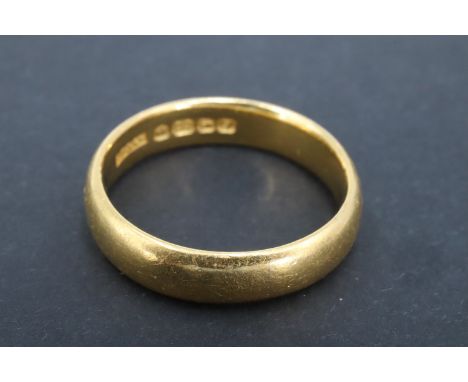 A 22 ct gold wedding band, M/N, 5.8 g