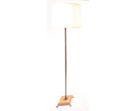 An early 20th century 1930s Art Deco standard lamp. The standard lamp having a walnut veneered base, raised on metal feet. Ha