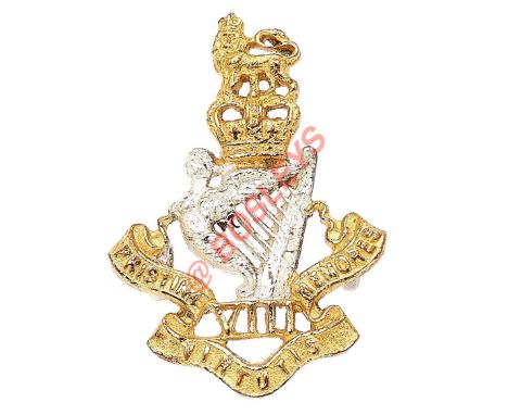 8th King's Royal Irish Hussars Officer's cap badge circa 1953-58 and pair of collars. A fine scarce die-cast example. Silvere